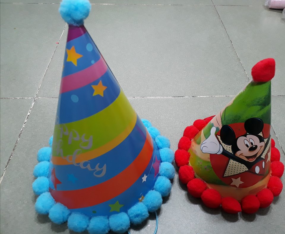 Nón giấy sinh nhật nhỏ cao 18cm viền bông Mickey Giá 9k 1 cái Nón giấy sinh nhật nhỏ cao 18cm viền bông Mickey Giá 9k 1 cái